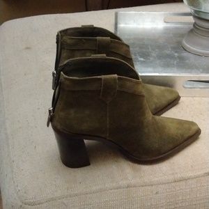 Vince Camuto Jungle Green 💚 Western Suede Ankle Boots